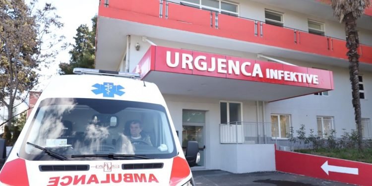 Familjarët në panik? Zv.ministrja e Shëndetësisë: Pacientët kanë telefona me vete…