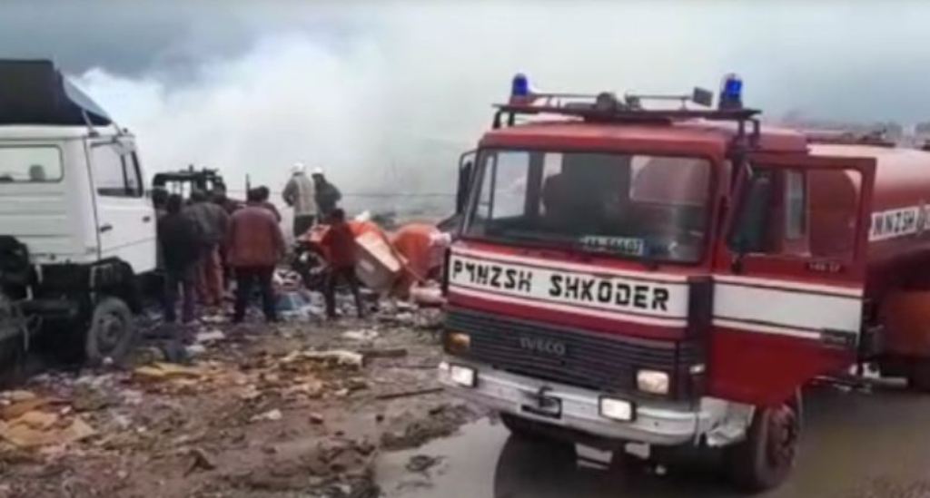 Zjarr i madh në Shkodër, digjet gjatë natës lokali në mes të qytetit