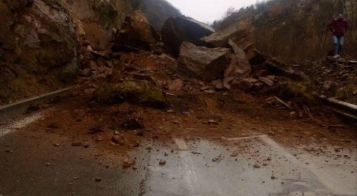 Normalizohet trafiku në rrugën Mavrovë – Dibër, pastrohen mbetjet nga shembja e dheut