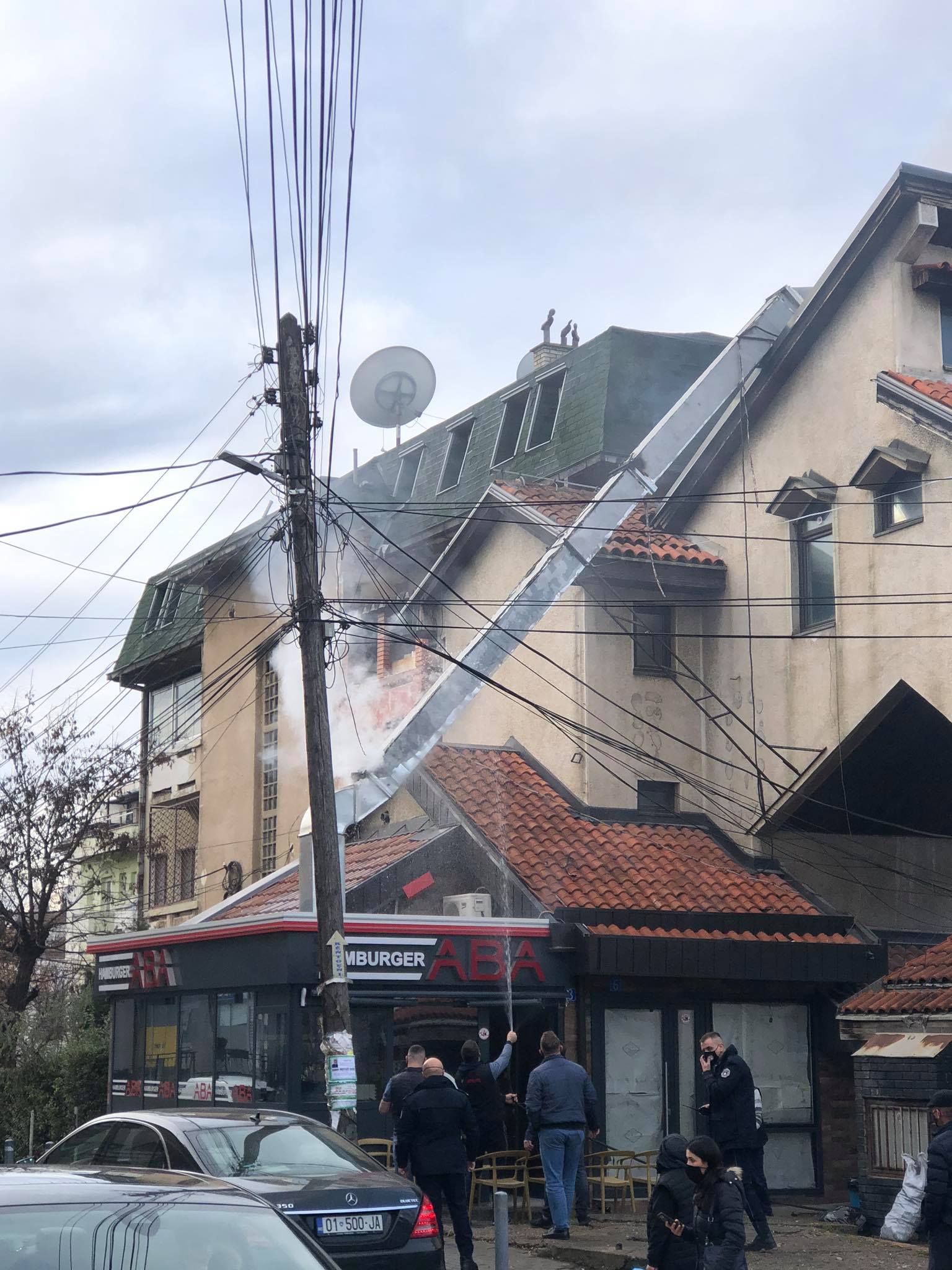 Përfshihet nga flakët një lokal në Prishtinë