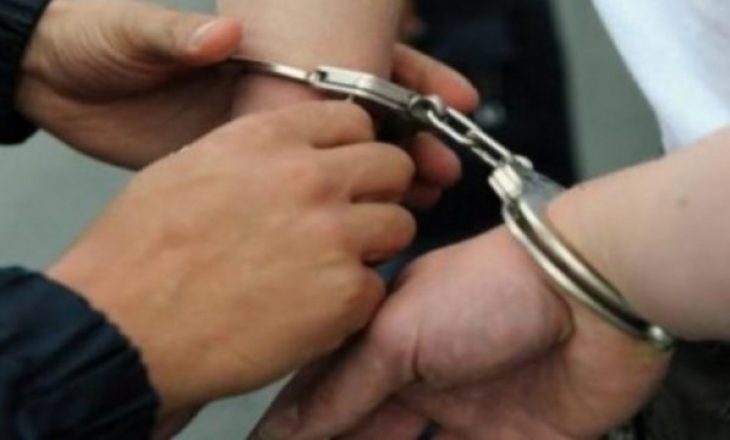 Njëri prej personave që po mbahet në paraburgim në Serbi, është asamblist i kësaj partie