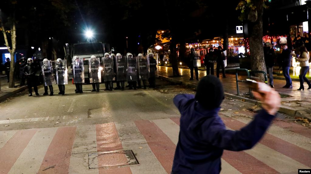 Policia përdorë gazlotsjellës ndaj protestuesve në Tiranë