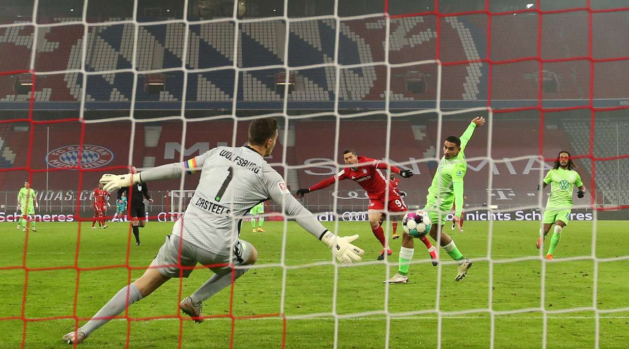 Lewandowski shënues i dyfishtë, Bayerni fiton ndaj Wolfsburgut 