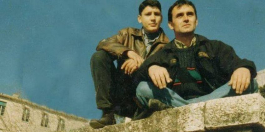 Avni Ajeti dhe Zahir Pajaziti të ulur pranë njëri-tjetrit