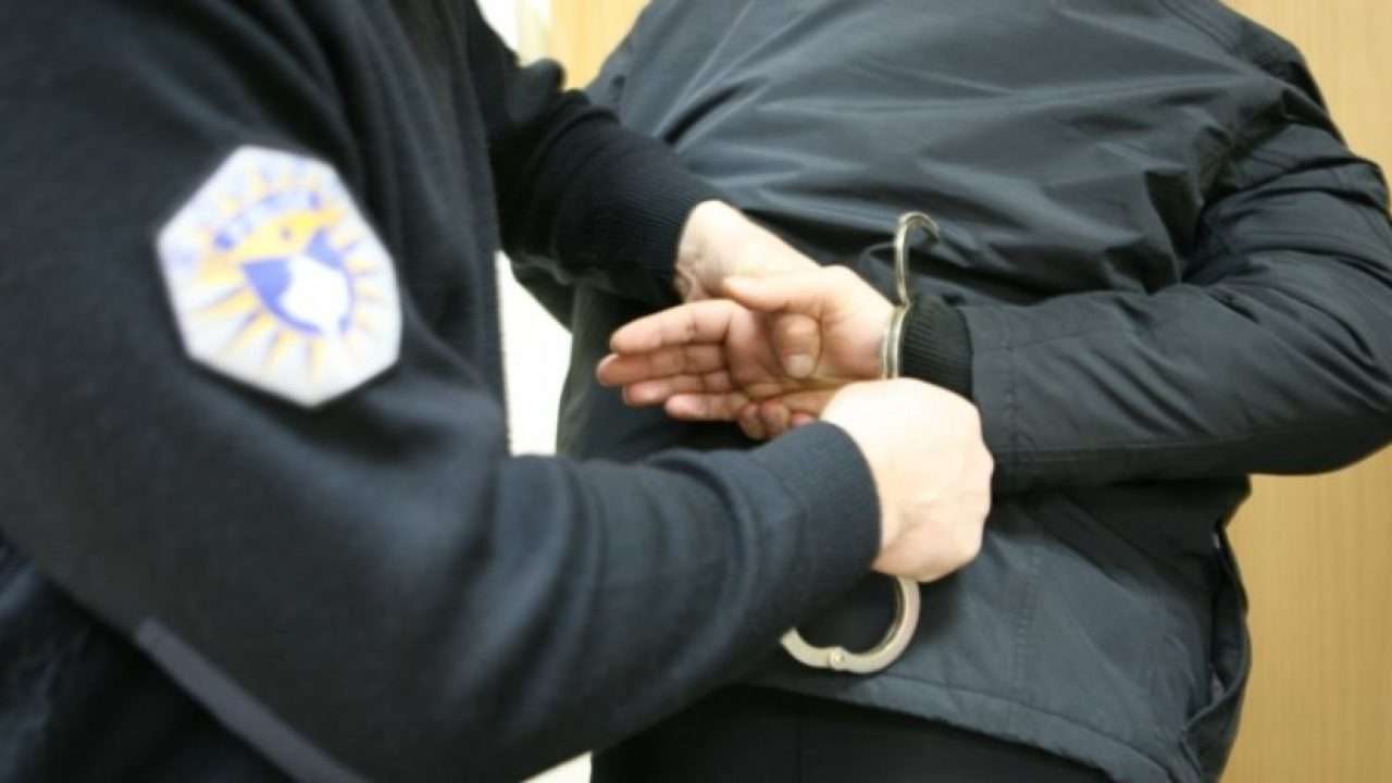 Arrestohet një person nga Tetova, i gjenden armë dhe drogë gjatë bastisjes