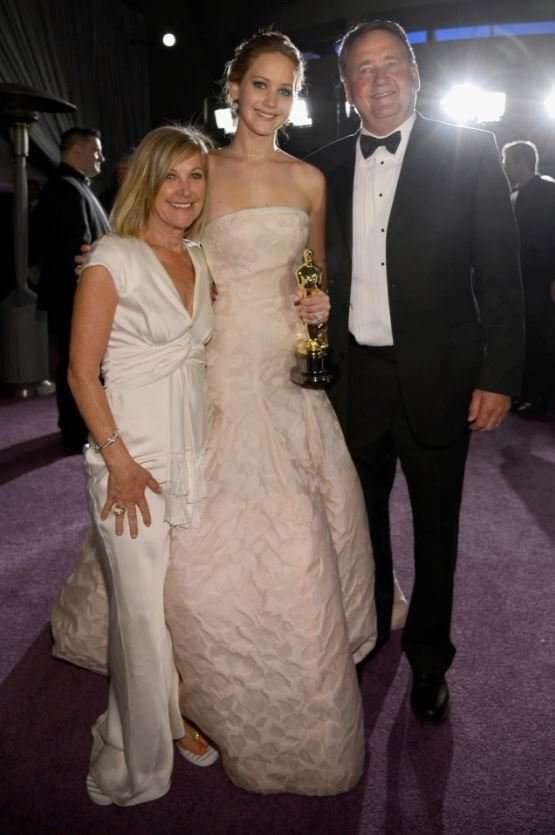 “Jemi shumë të prekur për humbjen e viteve të punës së palodhshme dhe…”- Ferma e familjes së Jennifer Lawrence përfshihet nga flakët! Ja dëmi