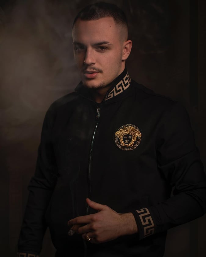  Don Xhoni feston në mënyrën më të pazakontë për këngën e re