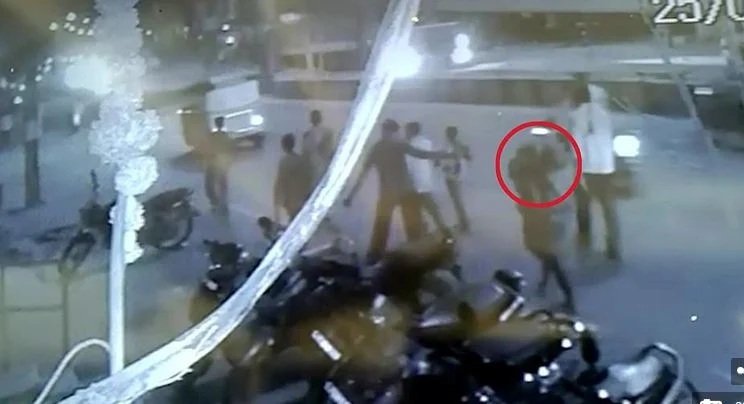 Covid-19: Burri mban në krahë trupin e vdekur të gruas së tij për 3 km