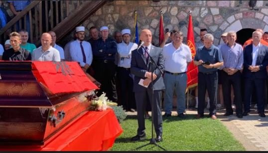 Haradinaj në rivarrimin e dëshmorëve: Marre iu koftë atyre që ia heqin paret rrugës Deçan-Plavë  