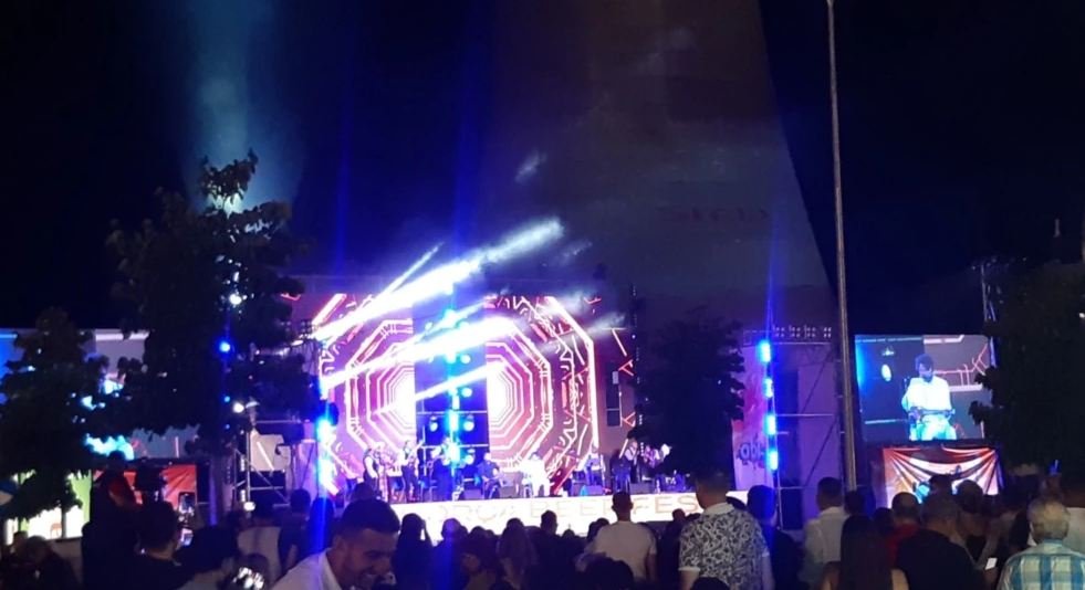 Dy të arrestuar në Korçë për hedhjen e gazit lotsjellës 