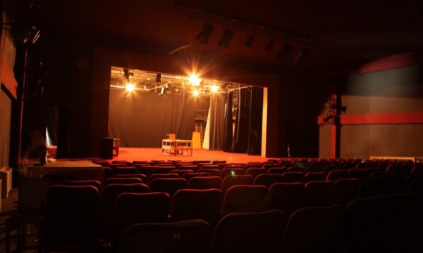 Ndalet rryma në Teatrin Kombëtar, dështon shfaqja derisa salla ishte plot me publik