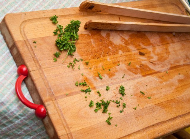 Jeni të sigurt që e pastroni siç duhet dërrasën ku prisni ushqimet?