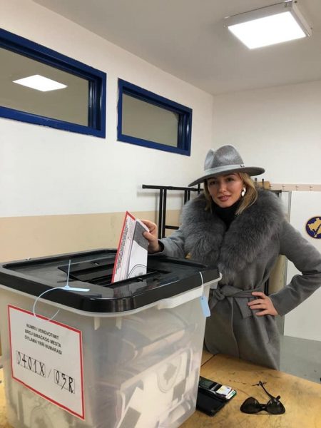 Voton edhe Adriana Matoshi, thirrja e saj për qytetarët