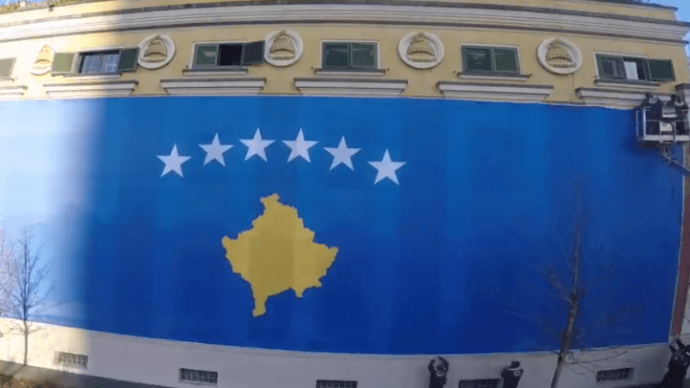 Në zemër të Tiranës vendoset një flamur gjigant i Kosovës