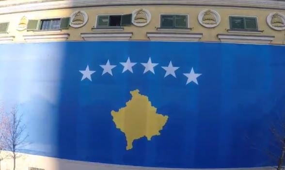 Një flamur gjigant i Kosovës vendoset në zemër të Tiranës