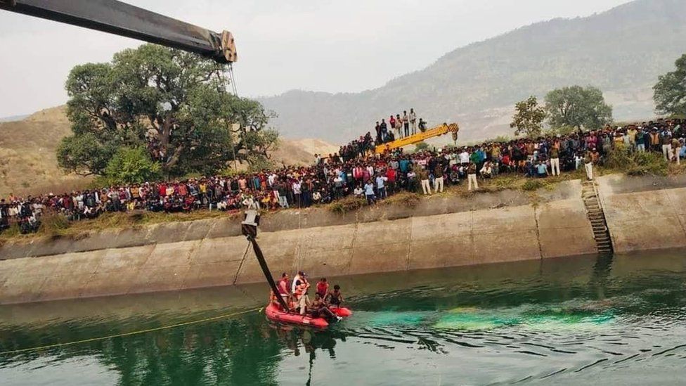 Indi/ Autobusi përfundon në kanal, ndërrojnë jetë 40 persona