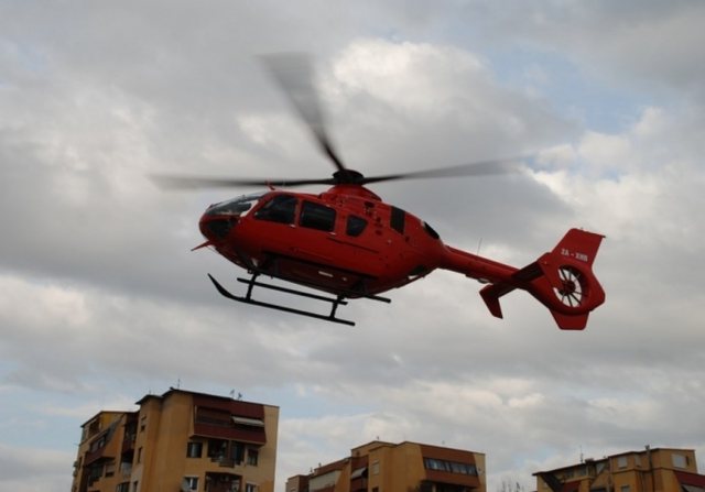 Sherr me thika mes të rinjve, njëri i plagosur rëndë niset me helikopter drejt Tiranës
