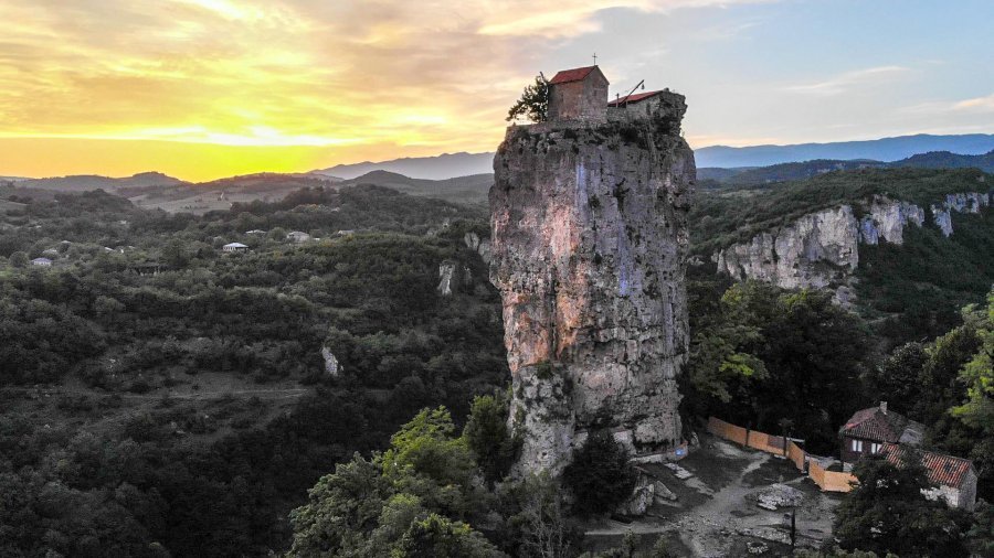 Kisha e pazakontë ku murgjit e guximshëm “ngjiten më afër Zotit”