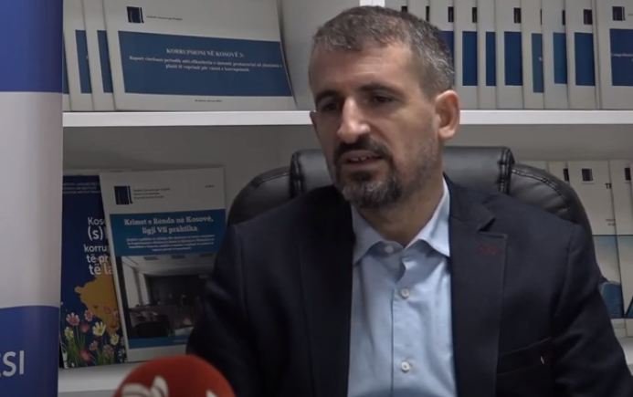 Miftaraj ironizon me politikanët që ndërrojnë partitë dhe qëndrimet, kështu i quan