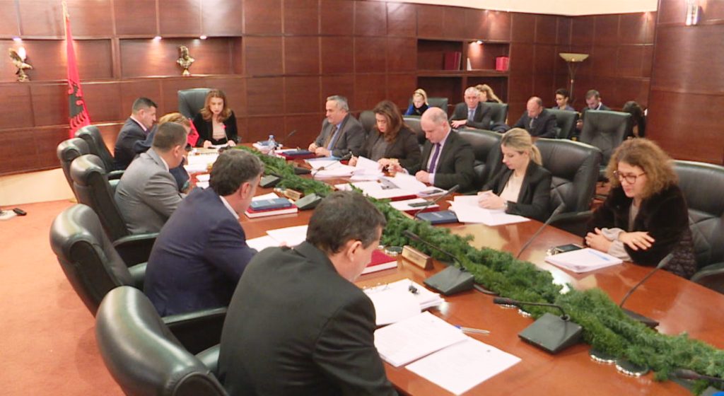 Tarifat e reja të propozuara nga KLGJ, ulet “çmimi” i divorcit, pagesa shtesë kush zvarrit gjyqet