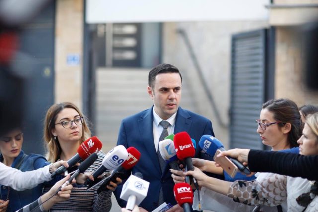 Lumir Abdixhiku thotë se shkarkimi i Veliut nga Kurti ishte si shtrategji shahu