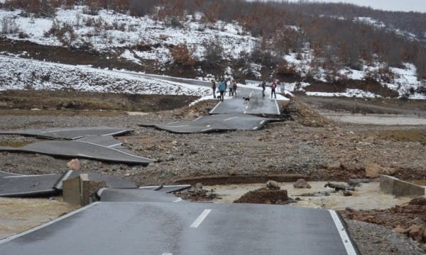 Ju votoni politikanë, që po shkatërrojnë ardhmërinë e fëmijëve tuaj