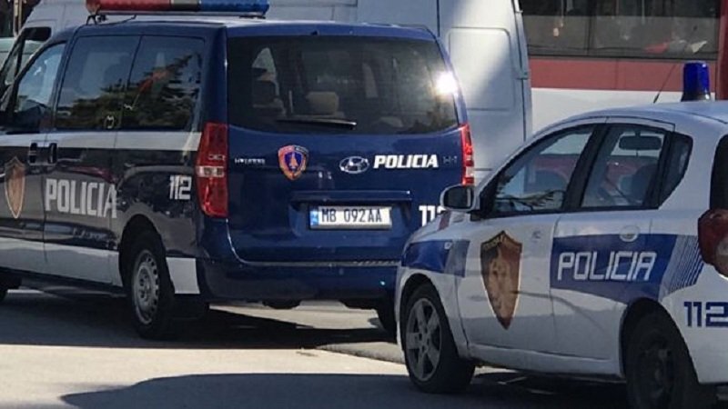 Kapen duke transportuar 5 emigrantë të paligjshëm, arrestohen dy persona në Korçë