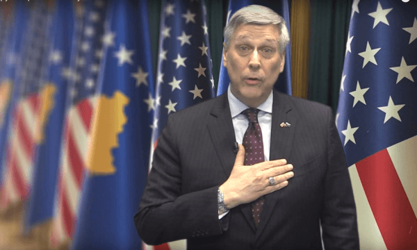 Ambasadori amerikan përkujton Masakrën e Reçakut: Do të angazhohemi për të siguruar drejtësi
