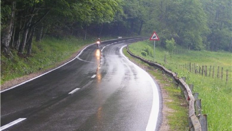 Komunikacioni në Maqedoni po zhvillohet në rrugë me lagështi