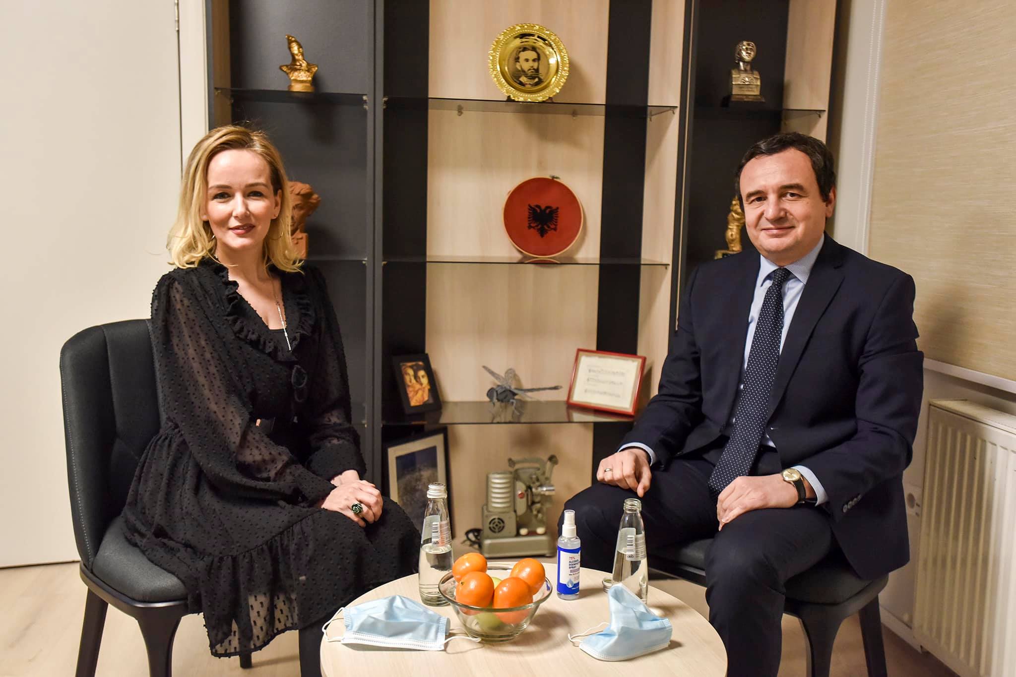 Albin Kurti prezanton me këto fjalë Adriana Matoshin