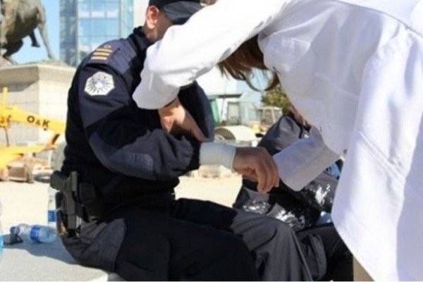 ​Lënduan pesë zyrtarë policorë, arrestohen katër azilkërkues