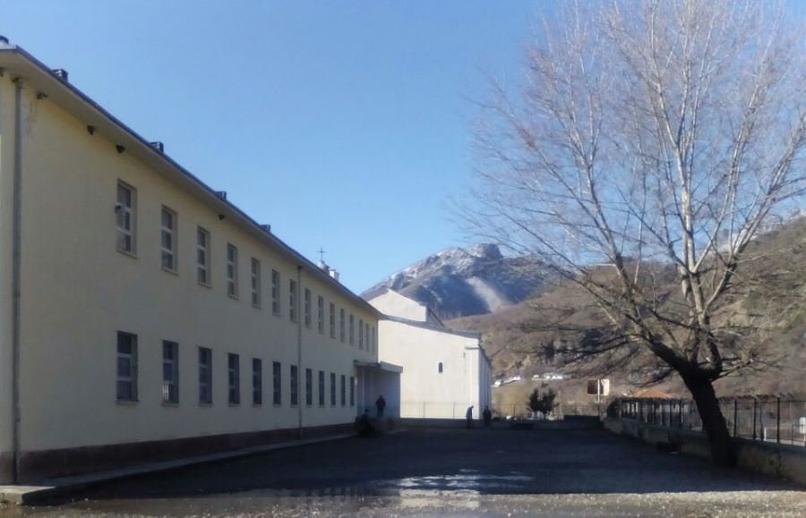 Acari dhe ngrica përfshin Shqipërinë, pezullohet mësimi në një shkollë në Mirditë