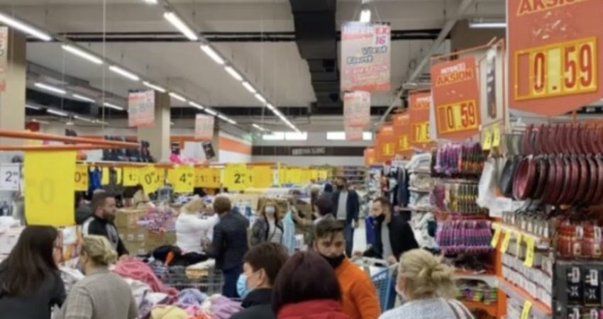 Nisin befasisht të rrahen mes vete prizrenasit që po prisnin radhën në market