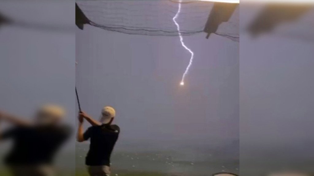 Ja si vetëtima godet topin e golfit në ajër!