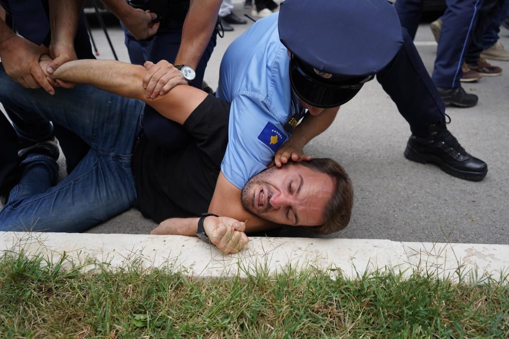 ​PSD vë mbishkrimin “Zhvatësi” në veturat zyrtare, arrestohet Molliqaj, Krasniqi e Nushi