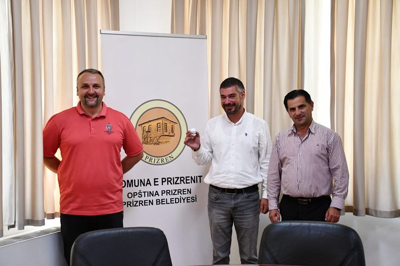 Zylfiu bisedon me zyrtarët prizrenas, rreth ndërtimit të një fushe të minigolfit
