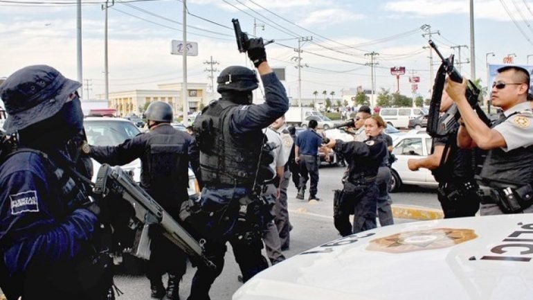 Persona të armatosur bastisin qytetin meksikan, i vendosin flakën shtëpive dhe makinave e rrëmbejnë dhjetëra njerëz