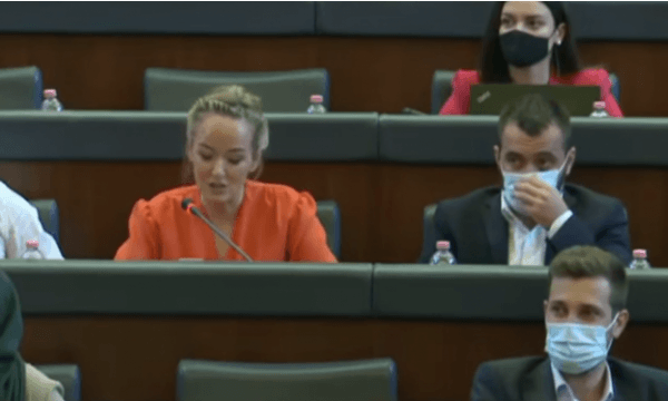 Adriana Matoshi publikon fjalimin e saj në Kuvend, Naser Rafuna i bën komentin epik