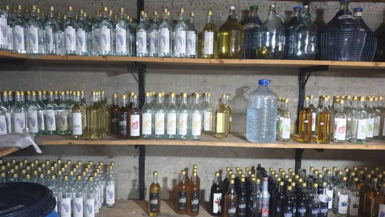 Konfiskohen 1,000 litra alkool të prodhuara ilegalisht në Gjakovë