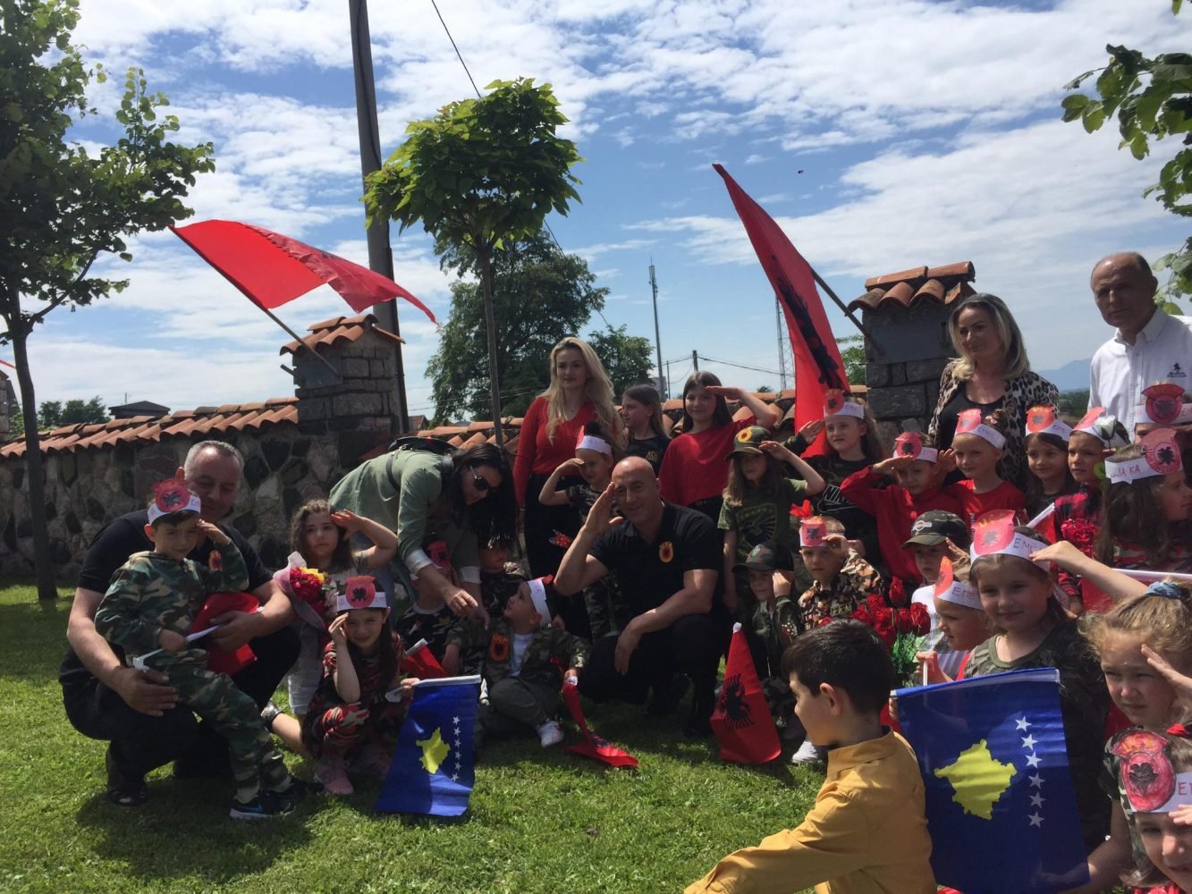 Haradinaj bën homazhe në Gllogjan: Qofshim të lirë përjetë