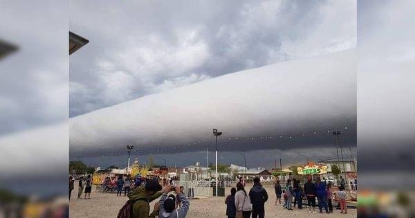 Një re e pazakontë mbulon qytetin