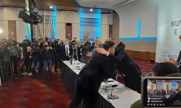 Analisti Gashi: Lumir Abdixhiku s’duhet të jetë një Isa Mustafa 2.0 ose një Lulzim Bashë