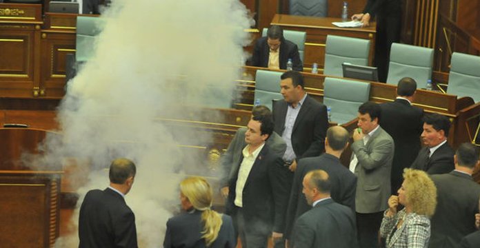 Pas takimit me Kurti, Hoxhaj ia kujton gazin e dhunën që u bë në ditën kur Thaçi u bë president
