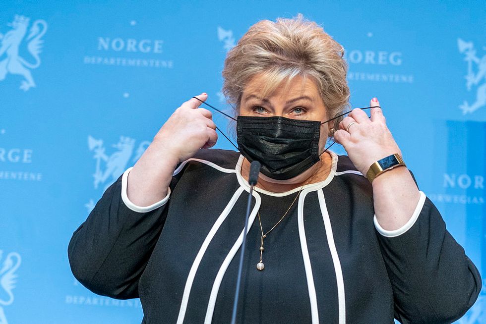 Kryeministrja norvegjeze hetohet pasi theu kufizimet anti-Covid duke festuar ditëlindjen e saj
