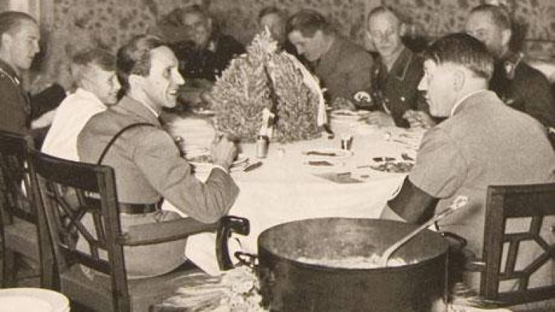 Cilët “politikanë” i mblidhte Hitleri rreth vetes?