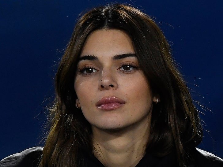 Kendall Jenner shton ekipin e sigurisë pasi një burrë lakuriq tentoi të futej në pishinën e saj
