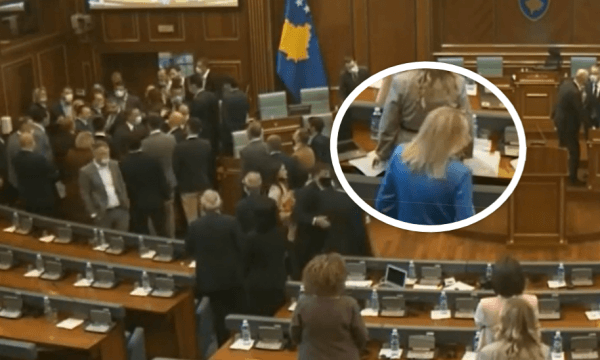 Derisa kolegët e saj po përplaseshin në Kuvend, Adriana Matoshin e bëri një veprim epik 