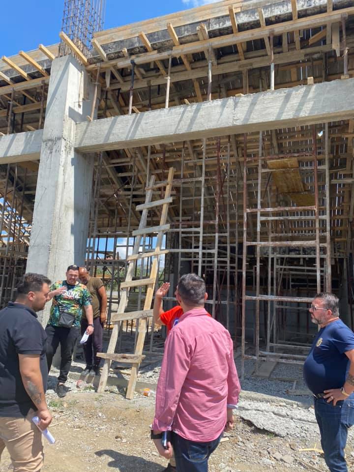 Zyrtarë të FSHF-së vizitojnë stadiumin në ndërtim 