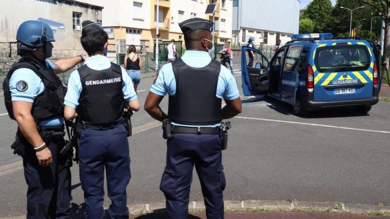 Franca në kërkim të ish-ushtarit të armatosur që gjuajti në drejtim të policisë – gjithçka ndodhi kur burri ‘vizitoi’ shtëpinë e ish-partneres