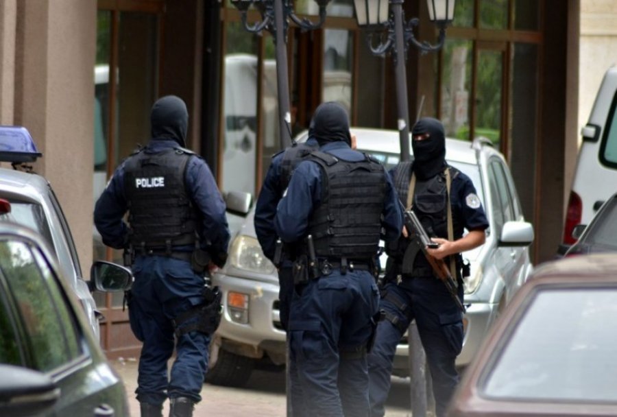 Tetë zyrtarë policorë u lënduan në veri
